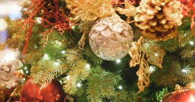 Gece Noel dekorasyon ağaç üzerinde