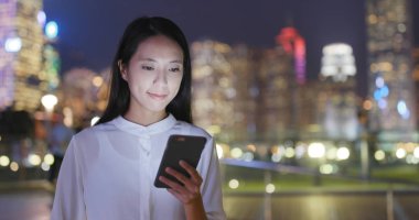 Geceleri cep telefonu kullanan kadın 