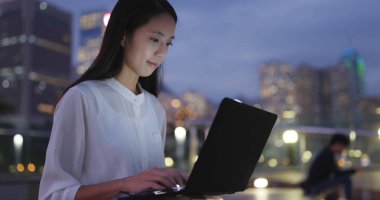 Dizüstü bilgisayar üzerinde çalışan kadın 