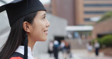 Yan profil mezuniyet kadının bak uzakta 