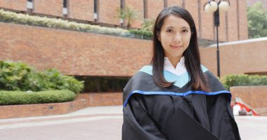 Asyalı kadın Üniversitesi'nden mezun oldu. 