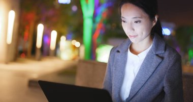 Dizüstü bilgisayarda çalışma gece işkadını 