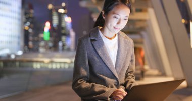 Dizüstü bilgisayar açık, çalıştığı iş kadını 