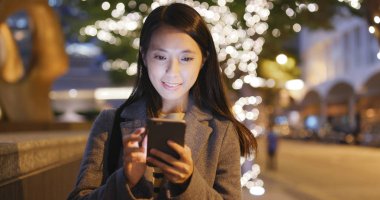 cep telefonuyla şehirde gece kadın 