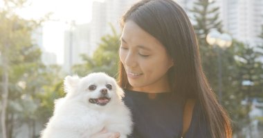 Genç kadının köpeğini Park ile 