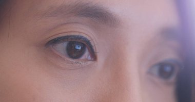 Bilgisayar kadın göz yakın çekim