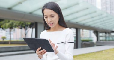 Tablet bilgisayar açık, kullanan kadın 