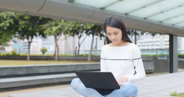 Dizüstü bilgisayara açık kullanan kadın 