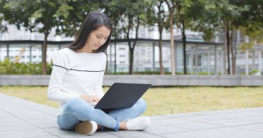 Genç kadın, açık dizüstü bilgisayarda kullanma 