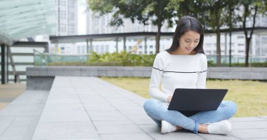 Dizüstü bilgisayara açık kullanan kadın 