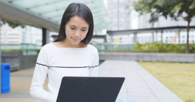 Genç kadın, açık dizüstü bilgisayarda kullanma 