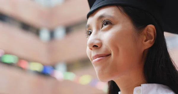 Kvinna Får Examen Och Tänka Något — Stockfoto