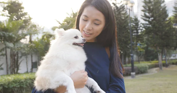 Mulher Com Seu Cão Pomerânia Parque Livre — Fotografia de Stock