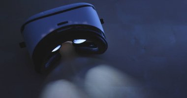 Vr aygıt içinde geceleri oynarken 
