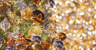 Şehirde noel ağacı süslemesi 