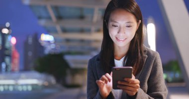 İş kadını işe cep telefonunuzun geceleri 