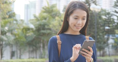 cep telefonu açık, kullanan kadın 