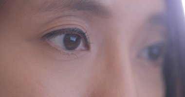 Bilgisayarda çalışan kadın yakın çekim