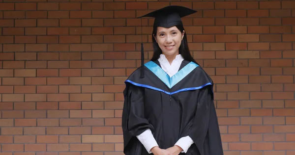 Gelukkige Vrouw Krijgen Afstuderen Universiteit — Stockfoto