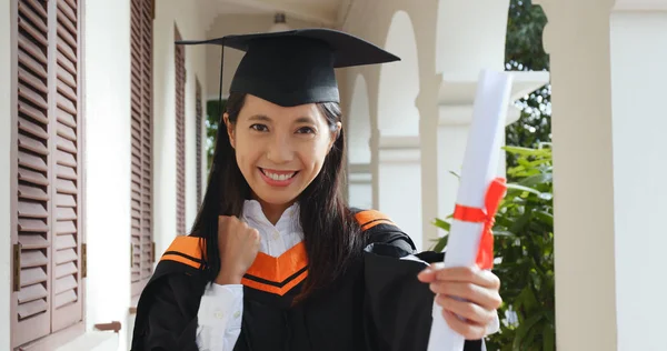 Femme Obtenir Remise Des Diplômes Avec Certificat Papier — Photo