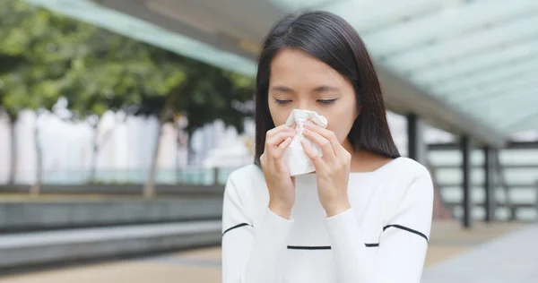 Asian Woman Sneeze Outdoor — Stock Photo, Image