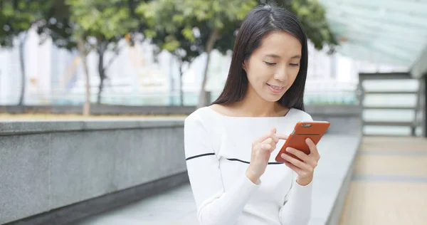 Mujer Mira Teléfono Móvil Aire Libre — Foto de Stock