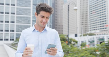 İspanyol işadamı cep telefonu ve holding kahve Kupası kullanma 