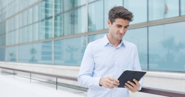 Beyaz adam açık, tablet bilgisayar kullanarak 