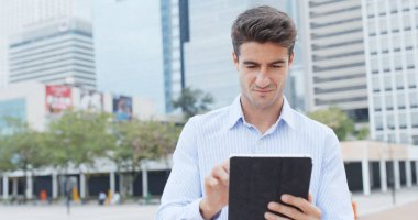 Dijital tablet tutan adam 