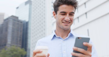 Beyaz adam şehirde cep telefonu kullanarak 