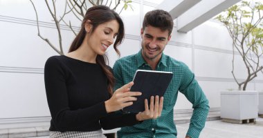 Tablet bilgisayar açık, kullanarak çift 