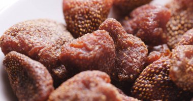 Çanak üzerinde kurutulmuş çilek yakın çekim