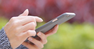 Kadın holding cep telefonu açık 