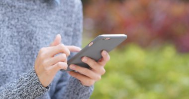 Elinde akıllı telefon kullanan kadın