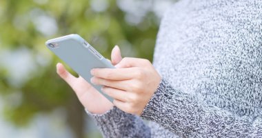 Cep telefonu kullanan kadın 