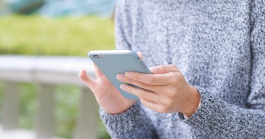 Elinde akıllı telefon kullanan kadın