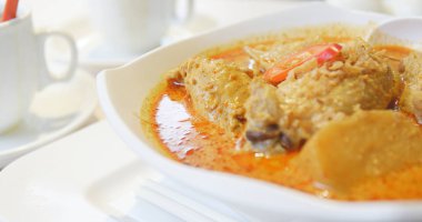 Acılı yemekler köri yakın çekim