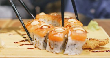 # Elleri çubuklarla suşi alıyor # 