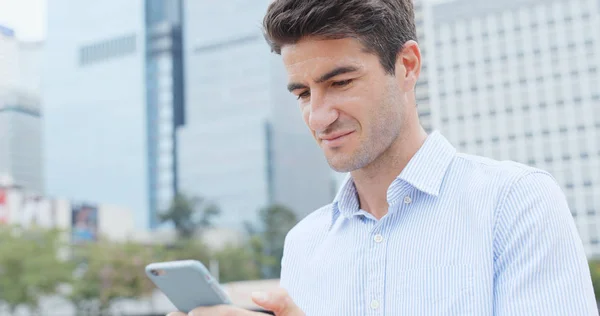 Kaukasische Zakenman Kijken Naar Mobiele Telefoon Stad — Stockfoto