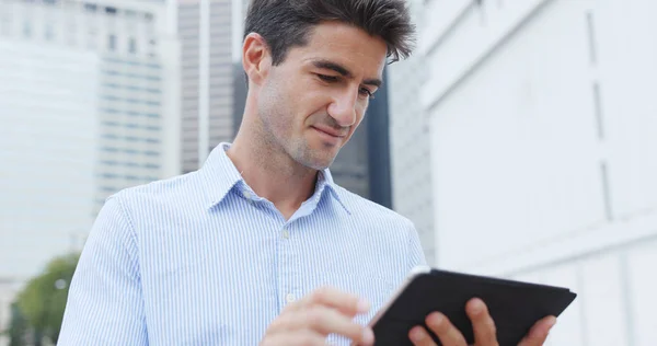 Homem Negócios Caucasiano Usando Tablet Livre — Fotografia de Stock