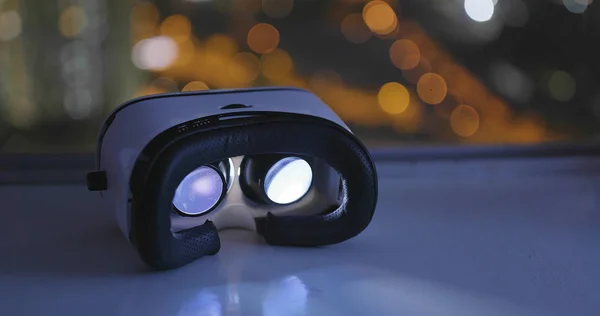 Virtuální realita hraní uvnitř zařízení v noci — Stock fotografie