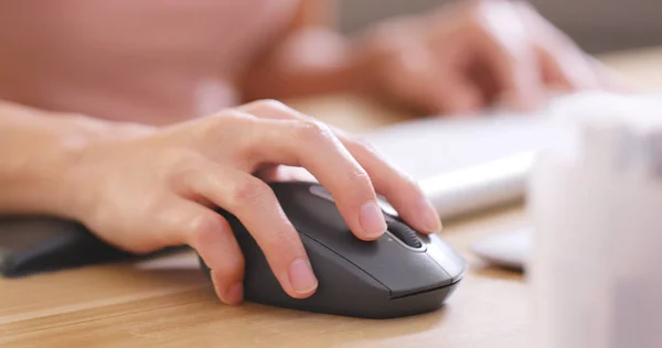 Mãos Digitando Teclado Computador Usando Mouse Escritório — Fotografia de Stock