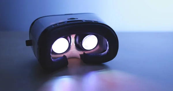 VR zařízení přehrává film uvnitř — Stock fotografie