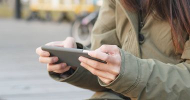 Kadın telefonda oyun oynamak 