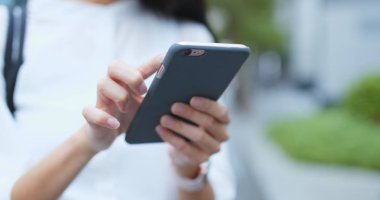 Akıllı telefon kullanan Asyalı kadın