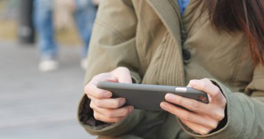 Cep Telefonunuzun mobil oyun oynayan kadın