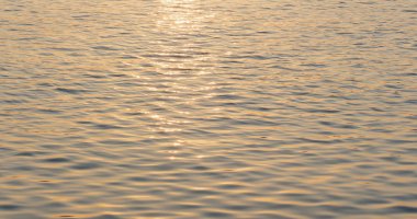 Su yüzeyi güneş güzel bokeh ile bakıyor 