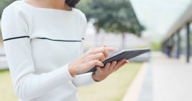 Tablet bilgisayar kullanan kadın 