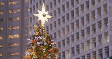 Geceleri şehirde Noel ağacı süslemesi