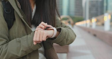 Akıllı izle şehirde kullanan kadın 